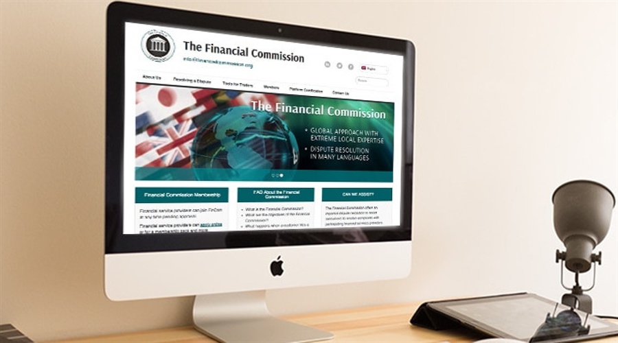 小学生看哥哥们踢十五运会足球赛，一声声加油稚嫩却嘹亮